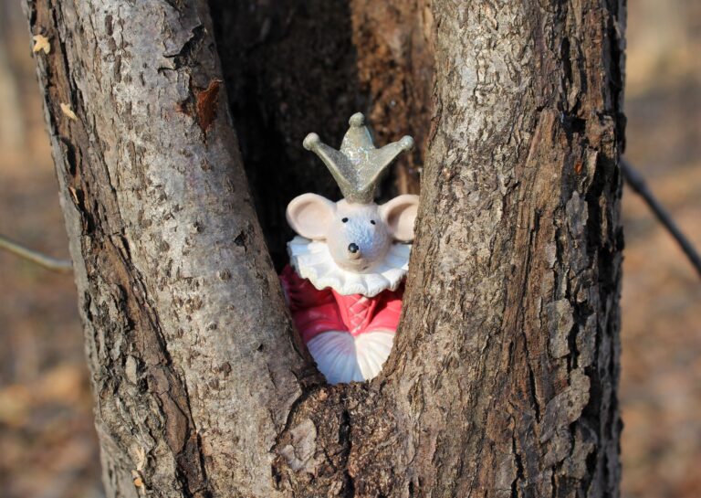 porcelain rat in tree notch-by Klimkin-pixab